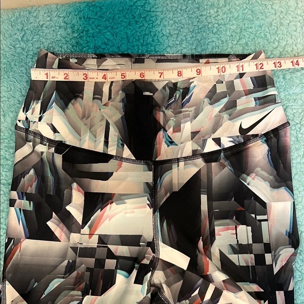 🔥NWOT Nike Abstract Pattern Leggings🔥